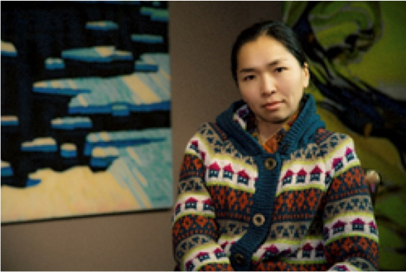L’artiste mongole Tuvshoo devant ses peintures
